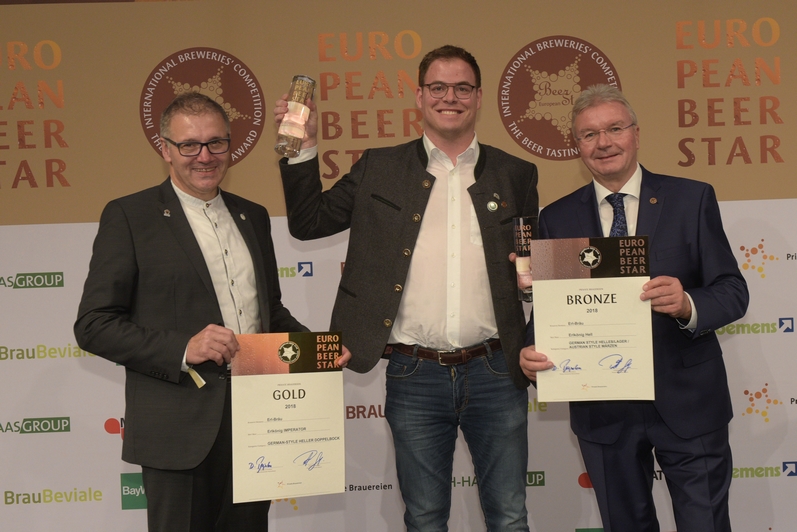 European Beer Star 2018: Vertreter von Erl-Bräu mit Gold-Urkunde für Erlkönig Imperator und Bronze-Urkunde für Erlkönig Hell